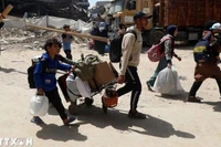 Người dân di dời khỏi Shuja'iyya, khu lân cận thành phố Gaza. (Ảnh: THX/TTXVN)