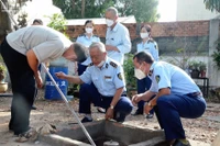 Lực lượng Quản lý thị trường kiểm tra chất lượng xăng dầu tại một cửa hàng kinh doanh xăng dầu trên địa bàn tỉnh Hà Nam.
