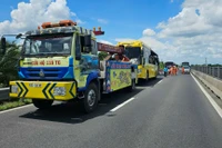 Cháy xe khách giường nằm trên cao tốc Trung Lương-Mỹ Thuận