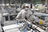 Sản xuất sản phẩm sinh học phân hủy hoàn toàn tại nhà máy của Công ty cổ phần nhựa An Phát Xanh, tỉnh Hải Dương. (Ảnh TUỆ NGHI)