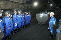 Học sinh Trường cao đẳng Than-Khoáng sản Việt Nam tham quan thực tế hiện trường sản xuất tại Công ty Than Mạo Khê-TKV.