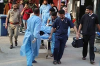 Các nhân viên y tế đang dưa du khách bị thương tới điều trị tại một bệnh viện ở Anantnag, cách thành phố Srinagar, thủ phủ mùa hè của Kashmir do Ấn Độ kiểm soát khoảng 60km về phía nam, ngày 22/4/2025. (Ảnh: Tân Hoa xã)