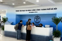 Công dân thực hiện thủ tục hành chính tại chi nhánh số 1, Trung tâm Phục vụ hành chính công thành phố Hà Nội. (Ảnh: DIỆU THƯƠNG)