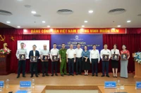 Các doanh nghiệp, tổ chức và cá nhân trao tặng sản phẩm công nghệ ứng dụng chuyển đổi số cho Trung tâm Phục vụ hành chính công. (Ảnh: DIỆU THƯƠNG)