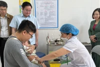 Tiêm vaccine phòng bệnh sởi cho trẻ em tại Trạm Y tế phường Phúc Lợi (quận Long Biên, Hà Nội).