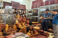 Làng nghề tiện gỗ Nhị Khê đem lại nhiều việc làm cho người lao động địa phương.