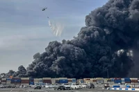 [Video] Nổ cảng tại Iran khiến hơn 1.200 người thương vong: Đám cháy bùng phát trở lại