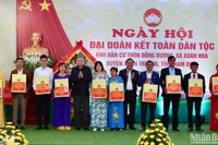 Đại tướng Tô Lâm và Bí thư Tỉnh ủy Nam Định Phạm Gia Túc tặng quà cho bà con thôn Đông Dương, xã Xuân Hòa, huyện Xuân Trường trong Ngày hội Đại đoàn kết toàn dân tộc tại địa phương.