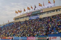 Hàng chục nghìn cổ động viên đến sân Thiên Trường cổ vũ CLB Thép Xanh Nam Định trong trận tiếp CLB Công An Hà Nội.