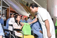 Đại diện Ban Giám đốc Bệnh viện đã trao hơn 200 phần quà, trong đó, có 25 phần quà đặc biệt dành cho 25 bệnh nhân đang điều trị dài ngày và đang công tác trong ngành giáo dục.