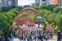 Chương trình đồng diễn áo dài quy tụ nhiều người mặc áo dài nhất Việt Nam với sự tham gia của hơn 5.000 người. Ảnh: KIM SÁNG.