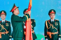 Thừa ủy quyền của Chủ tịch nước, Thượng tướng Võ Minh Lương trao danh hiệu Anh hùng Lực lượng vũ trang nhân dân tặng Khoa Hồi sức tích cực, Bệnh viện Quân y 175. 