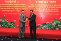 Thượng tướng Võ Minh Lương trao quà tặng Ngài Nhem Valy.