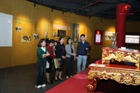 Khách tham quan tại khu trưng bày “Châu bản triều Nguyễn - Di sản tư liệu thế giới” (Trung tâm Lưu trữ quốc gia I). Ảnh: Trung tâm Lưu trữ quốc gia I
