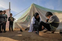 Nhân viên y tế khám cho một em nhỏ tại bệnh viện dã chiến ở thành phố Rafah, miền nam Dải Gaza, ngày 8/1/2024. (Ảnh: THX/TTXVN)