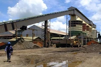 Một công nhân đi gần máy tập trung đồng của một công ty khai thác mỏ tại Congo. Ảnh: REUTERS