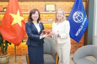 Chủ tịch Ủy ban Chứng khoán Nhà nước Vũ Thị Chân Phương (bên trái) và bà Mariam Sherman, tân Giám đốc quốc gia của Ngân hàng Thế giới (bên phải)