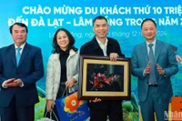 Lãnh đạo Ủy ban nhân dân tỉnh Lâm Đồng trao quà tặng vợ chồng ông Nguyễn Đăng Dũng, du khách thứ 10 triệu đến Lâm Đồng trong năm 2024.