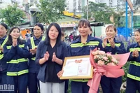 Phó Chủ tịch Ủy ban nhân dân thành phố Đà Lạt Trần Thị Vũ Loan trao giấy khen tặng chị Vũ Thị Thu vì đã có hành động, cử chỉ đẹp.