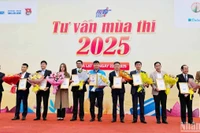 Đại diện Báo Thanh Niên tri ân các đơn vị phối hợp tổ chức chương trình tư vấn mùa thi năm 2025.