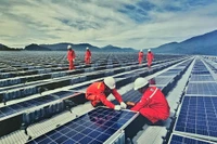 Công nhân Công ty Truyền tải điện 3 phối hợp quản lý, vận hành hệ thống điện mặt trời tại Lâm Đồng.