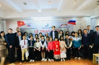 Đại biểu hai nước Việt Nam và Nga chụp ảnh kỷ niệm với các thí sinh tham dự Cuộc thi. (Ảnh: Trần Hiếu)