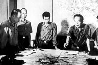 Đại tướng Võ Nguyên Giáp cùng các đồng chí trong Quân ủy Trung ương duyệt phương án tác chiến Chiến dịch Hồ Chí Minh (Hà Nội, tháng 4/1975). (Ảnh: TTXVN)