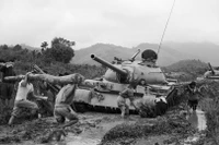 Dân quân địa phương tham gia chống lầy, mở đường cho xe tăng quân giải phóng xuất kích trong Chiến dịch Tây Nguyên năm 1975. (Ảnh: TTXVN)