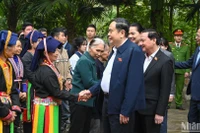 Chủ tịch Quốc hội Trần Thanh Mẫn thăm, tặng quà các gia đình chính sách, hộ khó khăn của xã Trung Yên, huyện Sơn Dương. (Ảnh: DUY LINH)