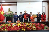 Các đồng chí lãnh đạo UBND tỉnh Hà Nam trao giấy chứng nhận cho 2 nhà đầu tư.