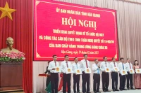 Bí thư Tỉnh ủy, Chủ tịch Hội đồng nhân dân tỉnh Hậu Giang, Đồng Văn Thanh trao quyết định thành lập các sở.