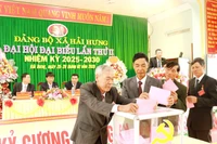 Các đại biểu bỏ phiếu bầu ban chấp hành nhiệm kỳ mới.