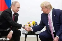 Tổng thống Nga Vladimir Putin (trái) và người đồng cấp Mỹ Donald Trump trong cuộc gặp bên lề Hội nghị thượng đỉnh G20 tại Osaka, Nhật Bản ngày 28/6/2019. (Ảnh: AA/TTXVN)