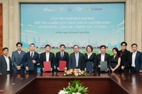 Ngày 19/2, Hà Nội Metro đã ký kết biên bản ghi nhớ hợp tác với các công ty thuộc hệ sinh thái giao thông xanh gồm Xanh SM, VinBus, FGF và V-Green để cùng phát triển mô hình giao thông công cộng thuần điện.