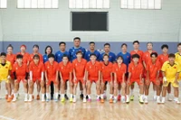 Ban huấn luyện cùng các tuyển thủ futsal nữ Việt Nam. (Ảnh: VFF)