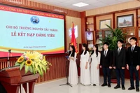 Lễ kết nạp đảng viên của chi bộ Trường THCS và THPT Nguyễn Tất Thành.