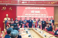 Đại diện lãnh đạo Ban Tuyên giáo và Dân vận Trung ương chúc mừng các đồng chí được bổ nhiệm.