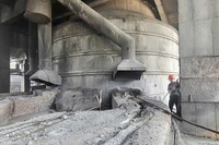 Hiện trường sự cố nổ xỉ tại bể tôi xỉ, khu liên hiệp sản xuất phốt pho vàng, Công ty cổ phần Đông Nam Á (Lào Cai) ngày 21/4/2025, khiến 2 công nhân thương vong. (Ảnh CÔNG HẢI)