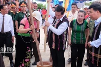 Đồng chí Nguyễn Trọng Nghĩa cùng giã gạo với đồng bào tại ngày hội Toàn dân bảo vệ an ninh Tổ quốc năm 2023 ở Bình Phước.