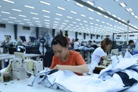 Sản xuất các mặt hàng xuất khẩu tại Tổng công ty May Hưng Yên. (Ảnh NGỌC MAI)