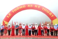 Các đồng chí lãnh đạo tỉnh Hà Giang cắt băng thông xe kỹ thuật đường Bắc Quang-Xín Mần (giai đoạn 1).