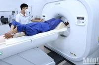 Các bác sĩ thực hiện chụp cắt lớp vi tính phục vụ chẩn đoán và điều trị cho bệnh nhân. Ảnh: nhandan.vn