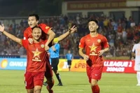 Trọng Hoàng ghi bàn thắng ấn định chiến thắng 3-1 cho Hồng Lĩnh Hà Tĩnh trước Becamex Bình Dương. (Ảnh: HLHT FC)