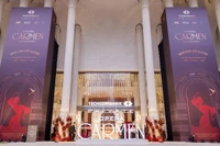 Techcombank thắp sáng lối vào nhà hát.