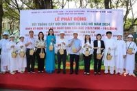 Hoa hậu Nguyễn Thanh Hà (áo xanh) tại lễ phát động.