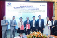 Đại diện Bệnh viện K và Công ty TNHH Merck Healthcare Việt Nam ký kết biên bản ghi nhớ.