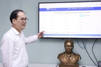 Tiến sĩ Tạ Mạnh Hùng, Phó Cục trưởng Cục Quản lý dược (Bộ Y tế) hướng dẫn người dân cách tra cứu thông tin thuốc.
