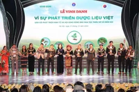 Bộ trưởng Y tế Đào Hồng Lan trao Cúp vinh danh Vì sự phát triển dược liệu Việt cho các hợp tác xã tiêu biểu.