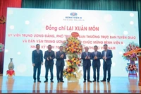 Đồng chí Lại Xuân Môn tặng hoa chúc mừng Bệnh viện K nhân kỷ niệm Ngày thầy thuốc Việt Nam.