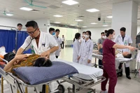 Người bệnh cấp cứu được thăm khám, phân loại ngay khi được đưa vào Bệnh viện Hữu nghị Việt Đức.